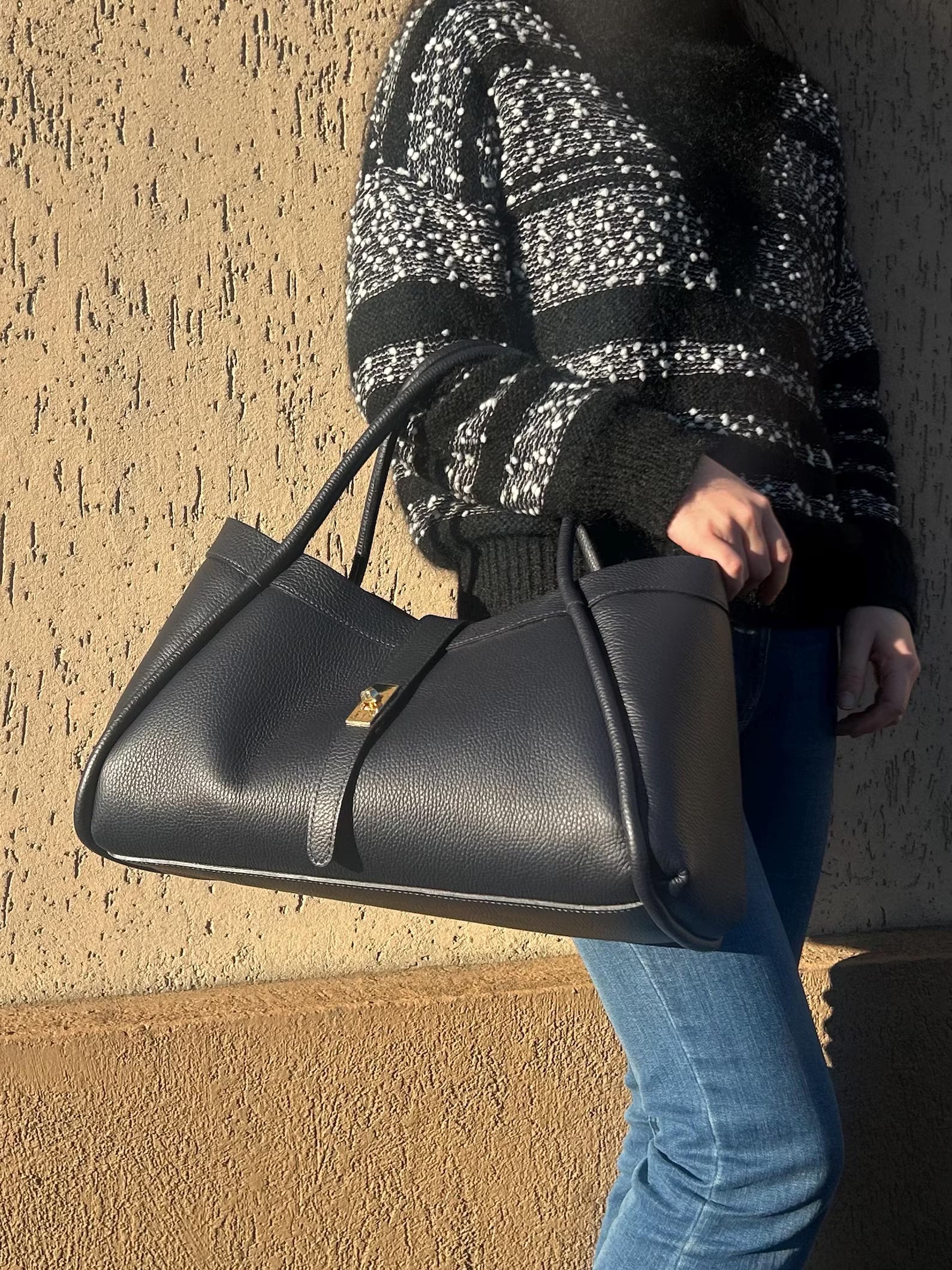 Elegant Black Pebble Leather Snap Lock Large Tote Bag With Adjustable Crossbody Strap