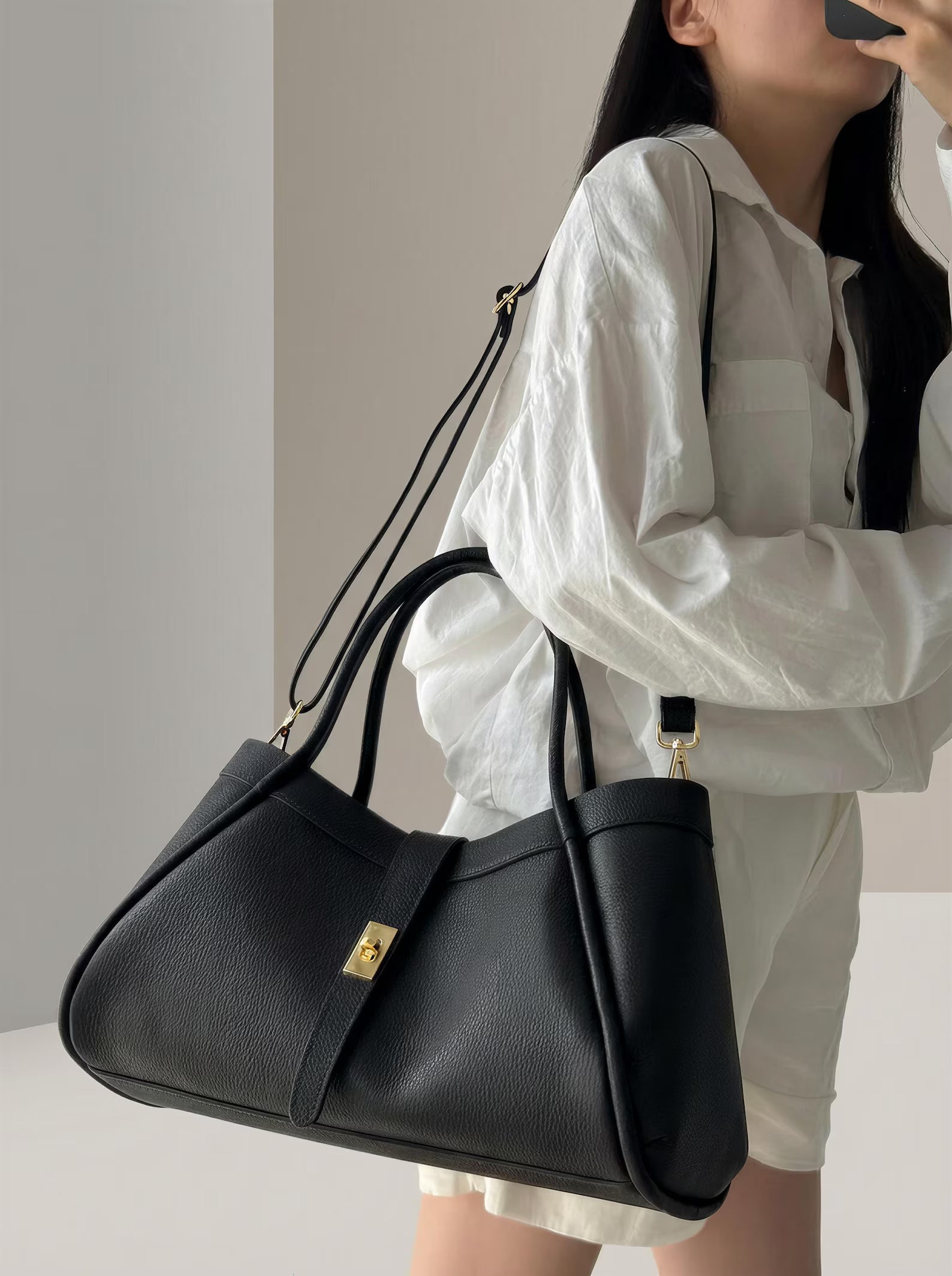 Elegant Black Pebble Leather Snap Lock Large Tote Bag With Adjustable Crossbody Strap
